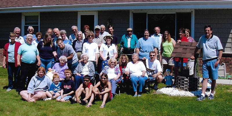 Goeke family reunion 2004.jpeg